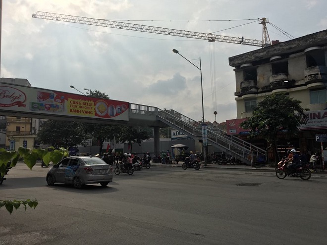 King Palace: Cần cẩu trục tháp vươn dài “cánh tay sắt” ra đường Nguyễn Trãi, gây nguy hiểm