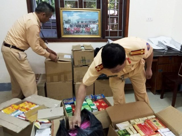 Phát hiện và tạm giữ hơn 1.000 hộp thực phẩm chức năng không rõ nguồn gốc trên ô tô