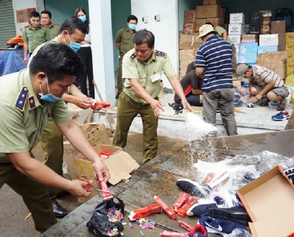 TP.HCM: Tiêu hủy khối lượng lớn hàng lậu, hàng giả trị giá lớn