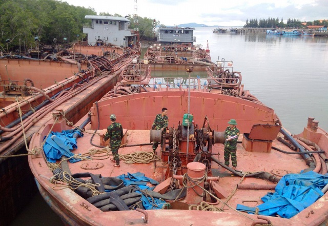 Bắt quả tang 3 sà lan khai thác cát trái phép trêm biển Cần Giờ