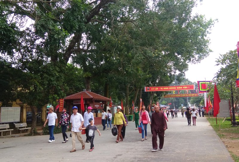 Hàng vạn du khách nô nức về dự Lễ hội Lam Kinh năm 2018 - Hình 2