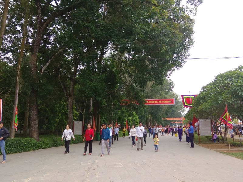 Hàng vạn du khách nô nức về dự Lễ hội Lam Kinh năm 2018 - Hình 1