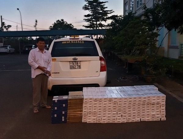 Bắt giữ gần 6.500 gói thuốc lá lậu trên xe ô tô taxi