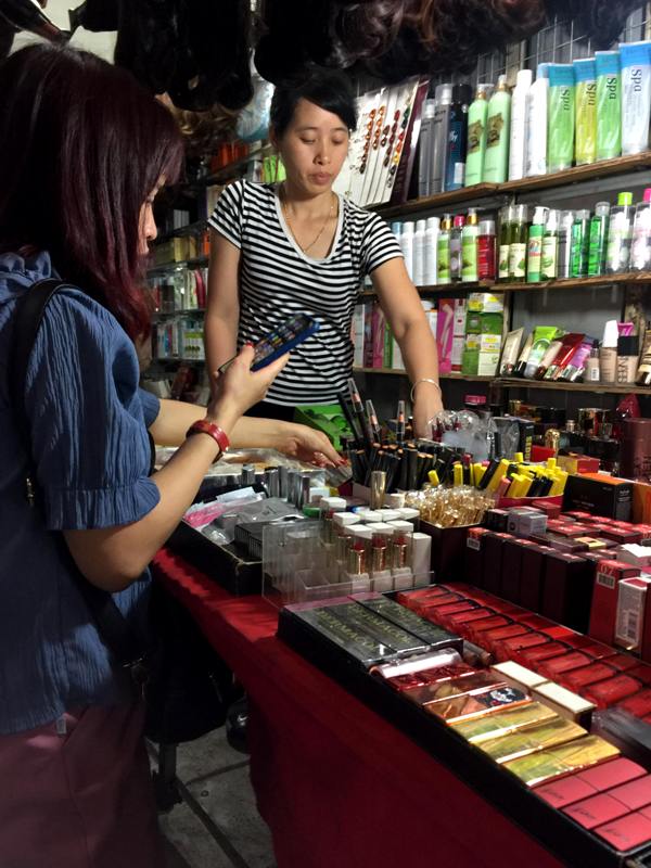 Cầu Giấy (Hà Nội): Cơ quan chức năng có “làm ngơ” cho hàng giả, hàng nhái tung hoành?