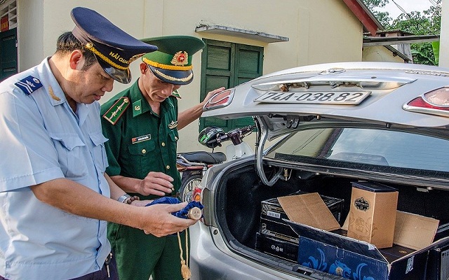 Thấy lực lượng chức năng, tài xế chở hơn 200 chai rượu lậu quay đầu bỏ chạy