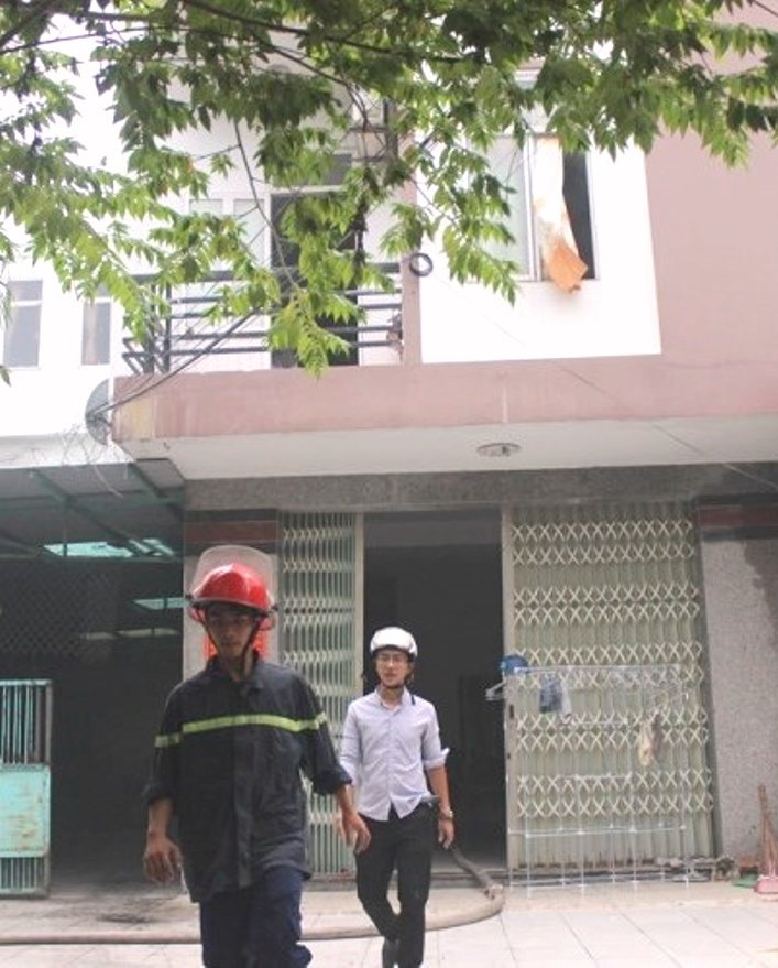 Đà Nẵng: Nhà trọ 3 tầng bốc cháy, cả khu phố hỗn loạn tháo chạy - Hình 1