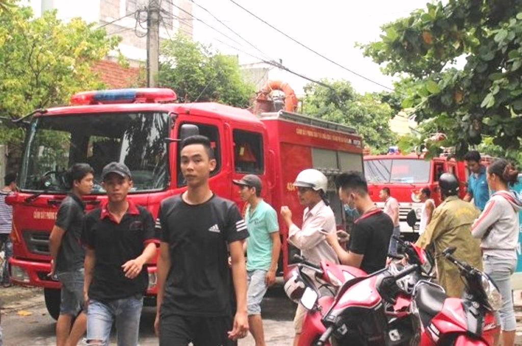 Đà Nẵng: Nhà trọ 3 tầng bốc cháy, cả khu phố hỗn loạn tháo chạy - Hình 3