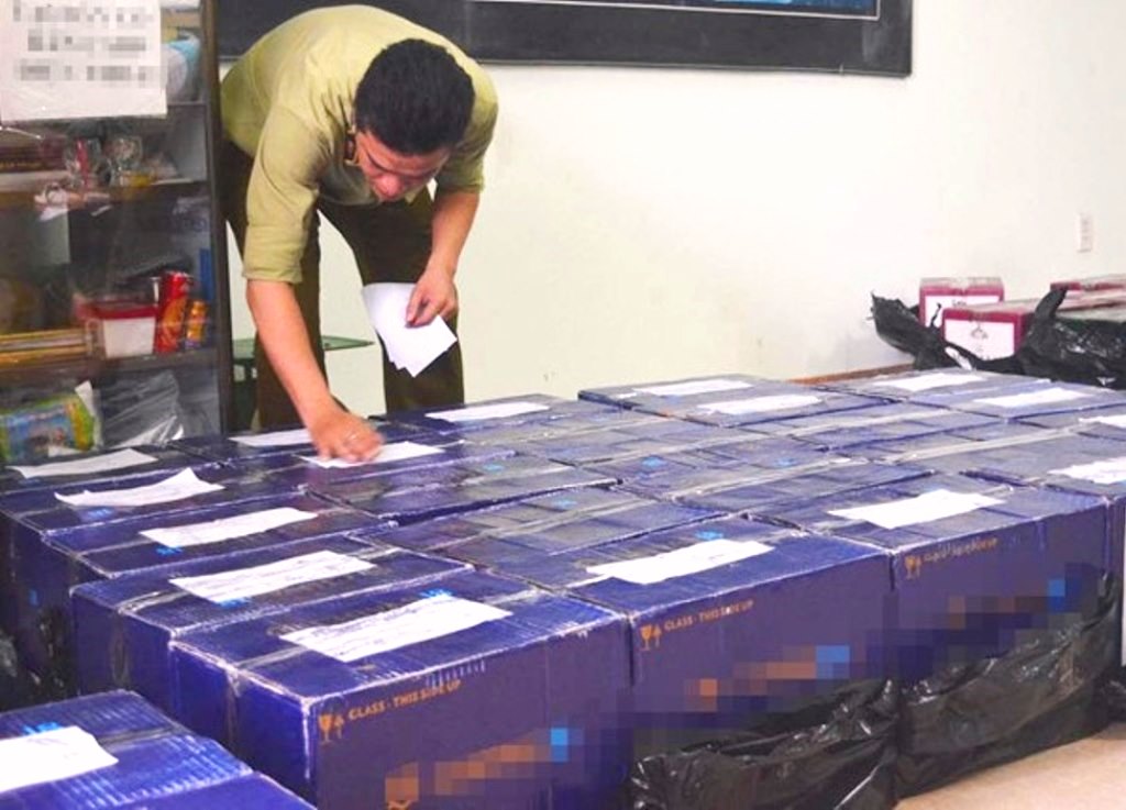 Đà Nẵng: Phát hiện hàng trăm chai rượu ngoại nhập lậu