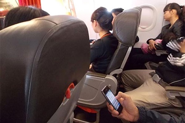 Cục Hàng không yêu cầu siết chặt hơn việc hành khách sử dụng điện thoại trên máy bay - Hình 1