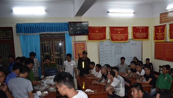 Ninh Bình: Đột kích trại gà, bắt giữ 34 đối tượng đánh bạc - Hình 1