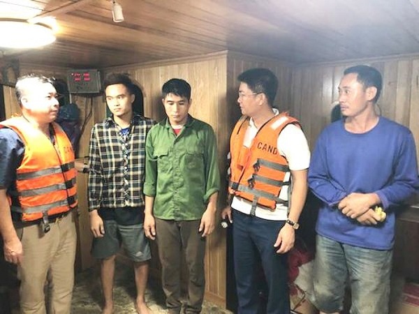 Hà Nội: Bắt giữ 5 tàu và 30 đối tượng khai thác cát trái phép trong đêm giữa sông Hồng - Hình 1