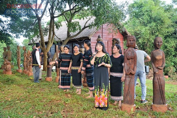 TP. Pleiku (Gia Lai): Khánh thành “Khu trưng bày tượng gỗ dân gian Bahnar, Jrai” - Hình 3