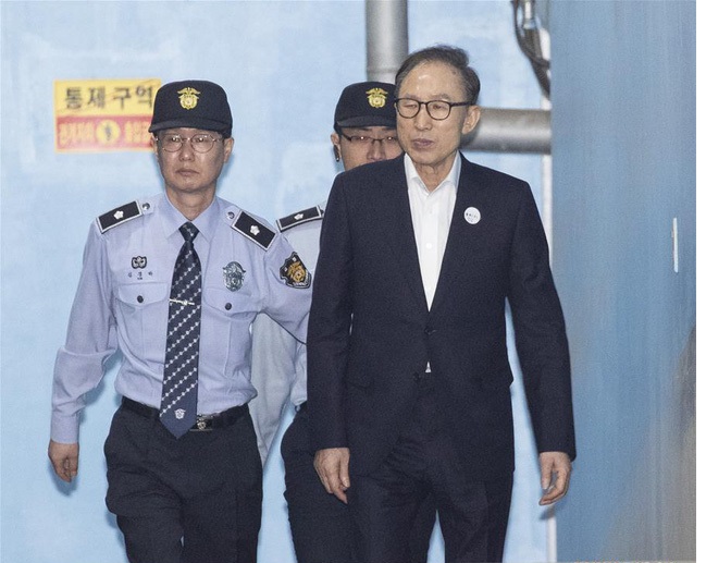 Cựu Tổng thống Hàn Quốc Lee Myung-bak bị kết án 15 năm tù giam