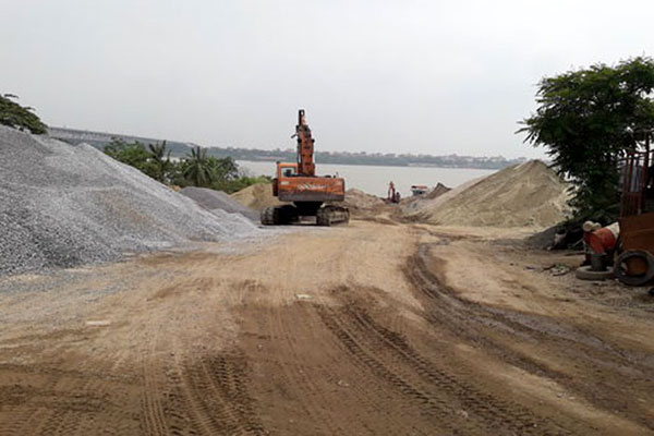 Hà Nội: Siết chặt quản lý các bãi chứa trung chuyển vật liệu xây dựng ven sông - Hình 1