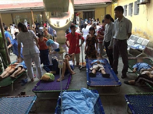 Ninh Bình: Hàng trăm học sinh nhập viện sau bữa trưa tại trường - Hình 1