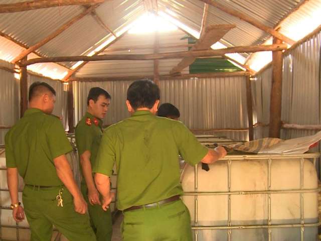 Hà Tĩnh: Bắt quả tang cơ sở tái chế dầu nhớt lậu quy mô "khủng"