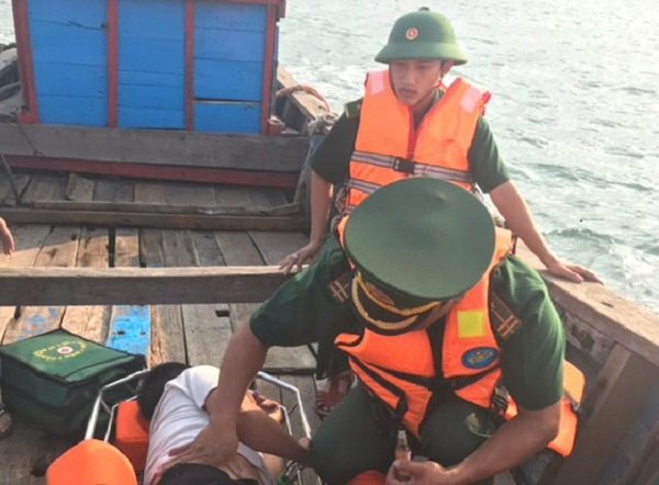 Đồn Biên phòng Cửa Tùng: Cứu nạn thành công thuyền viên nguy kịch trên biển - Hình 1