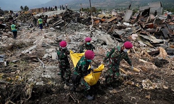 Hơn 1.700 người chết, 5.000 người mất tích trong động đất, sóng thần ở Indonesia - Hình 1