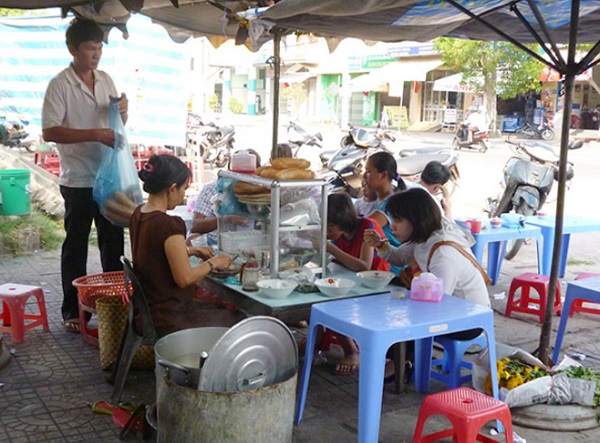 Hà Nội: Siết chặt quản lý dịch vụ ăn uống và thức ăn đường phố