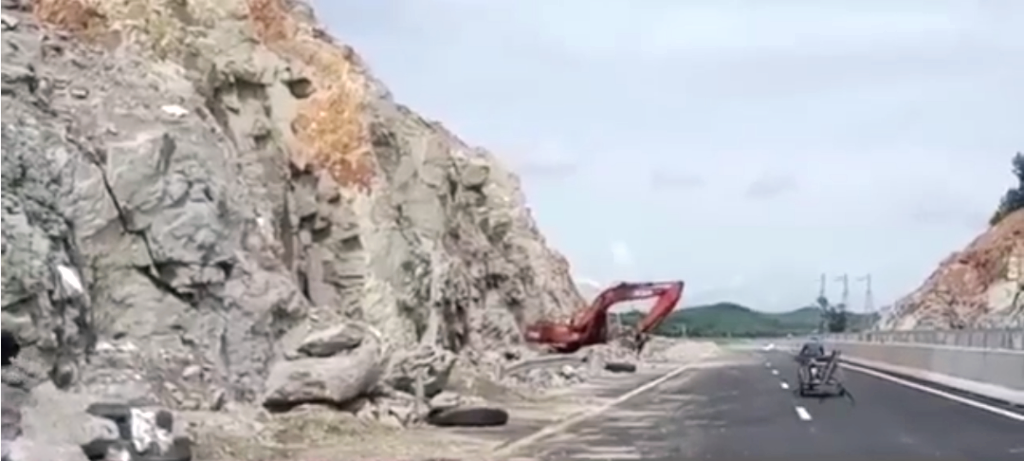 Cao tốc Đà Nẵng - Quảng Ngãi: Vì sao… mới đưa vào sử dụng đã hư hỏng? - Hình 3