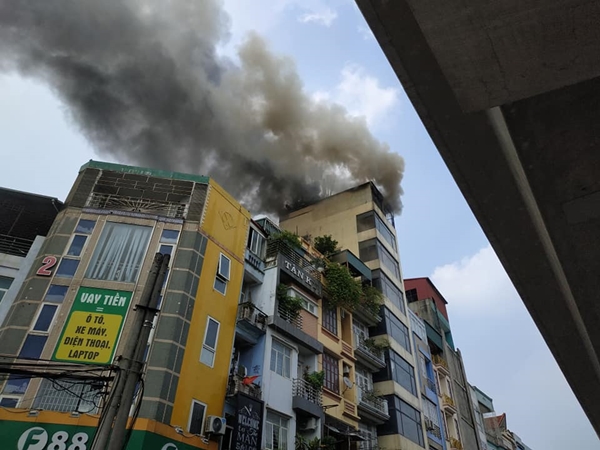 Hà Nội: Cháy nhà cao tầng trên phố Hào Nam - Hình 1