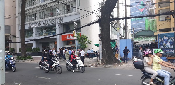 TP HCM: Cô gái trẻ tử vong trước tòa nhà Saigon Mansion