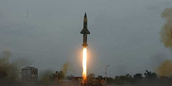 Ấn Độ phóng thành công tên lửa có khả năng mang đầu đạn hạt nhân - Hình 1