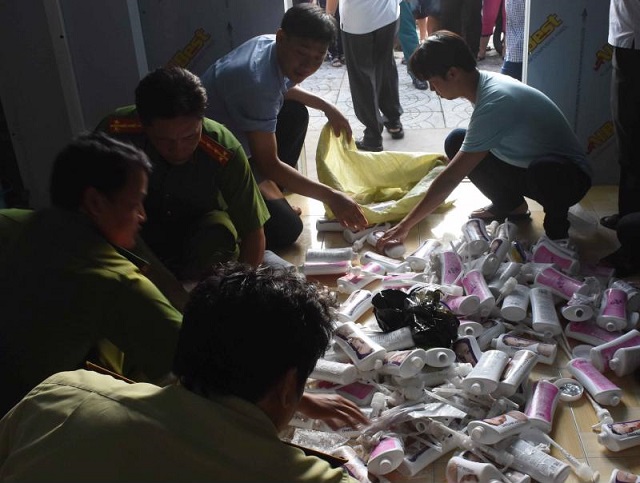 Cà Mau: Công an phá khóa kiểm tra kho hàng mỹ phẩm