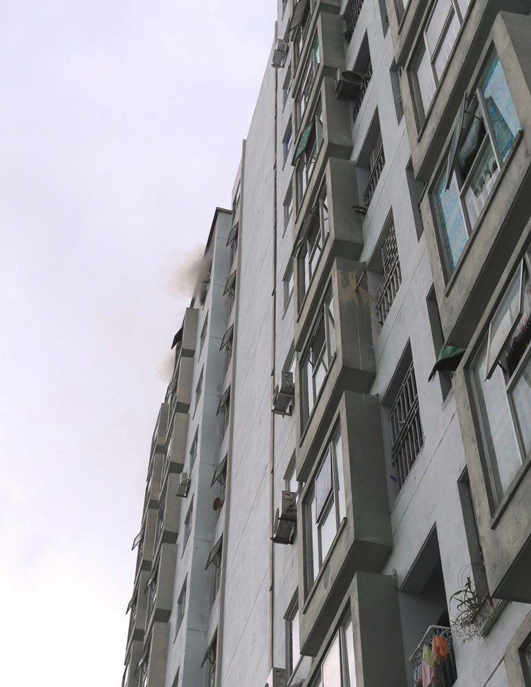 Đà Nẵng: Cháy chung cư sau tiếng nổ lớn, hàng trăm người dân hoảng loạn tháo chạy - Hình 2