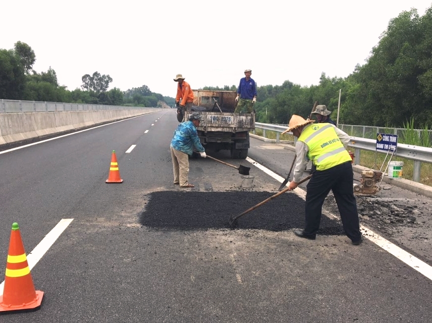 Khắc phục hư hỏng trên tuyến cao tốc Đà Nẵng - Quảng Ngãi - Hình 1
