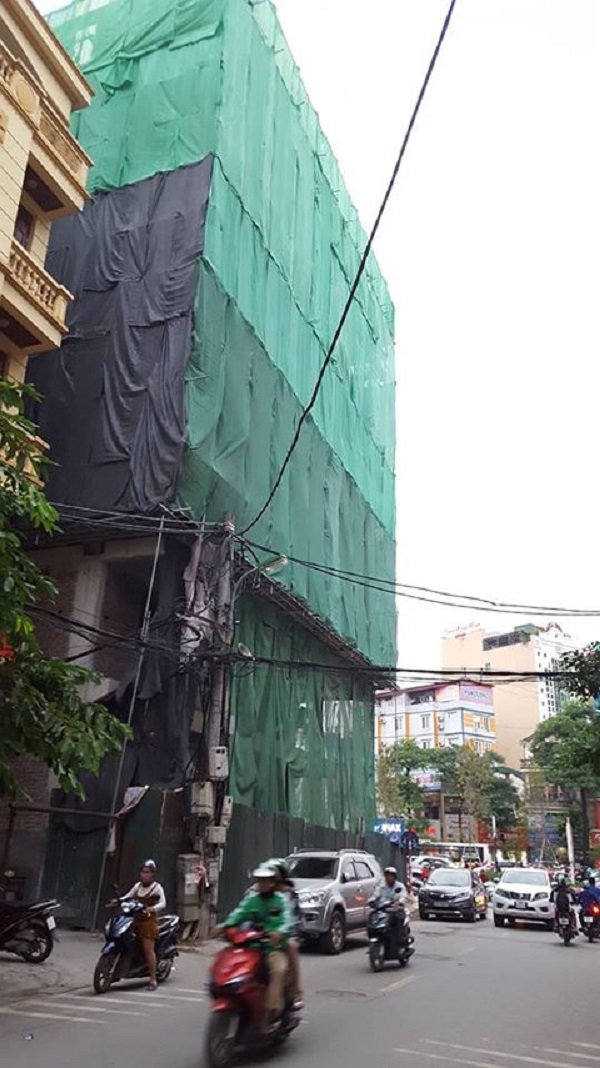 Hà Nội: Sau vụ giàn giáo sập chết người, lại đến thanh sắt xuyên thủng kính xe ô tô