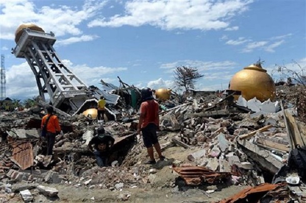 Indonesia tiếp tục hứng chịu động đất mạnh 6 độ, 3 người thiệt mạng - Hình 1