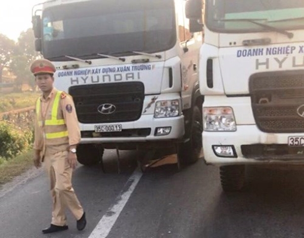 Quảng Ninh: 14 xe tải dàn hàng ngang trên quốc lộ bị phạt gần 23 triệu đồng - Hình 1