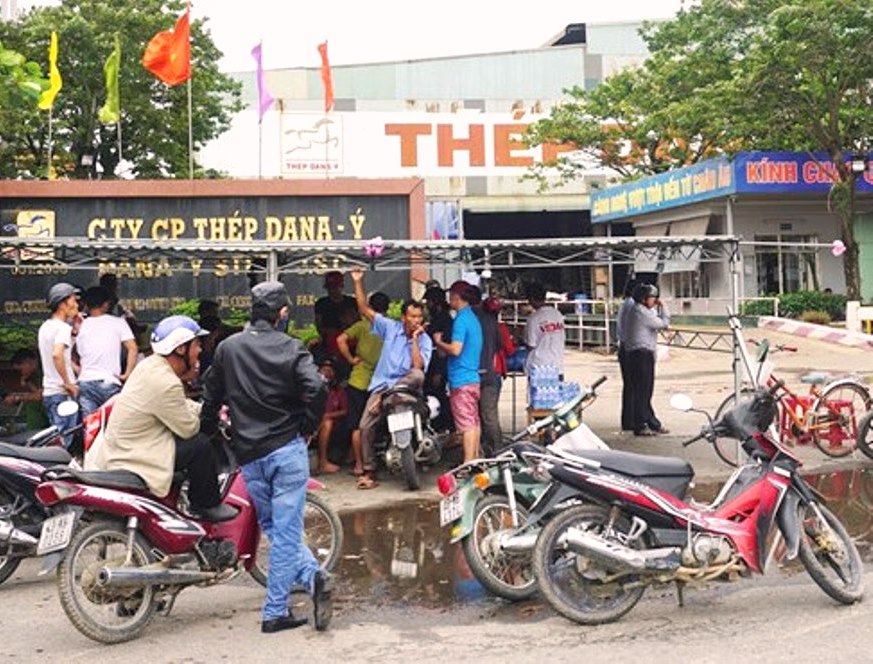 Đà Nẵng: Hàng trăm người dân xã Hòa Liên phong tỏa phán đối ô nhiễm nhà máy thép Dana – Ý