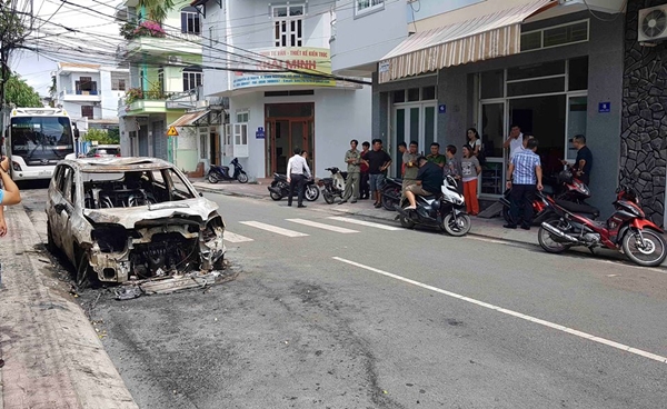 Khánh Hòa: Ô tô 7 chỗ của một doanh nghiệp bị đốt cháy giữa đêm - Hình 1