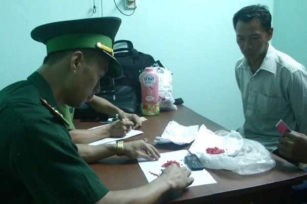 Quảng Bình: Bắt đối tượng vận chuyển 431 viên ma túy từ Lào về Việt Nam - Hình 1