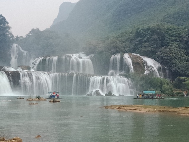 Non Nước Cao Bằng: Tưng bừng Lễ hội Du lịch Thác Bản Giốc lần thứ II 2018