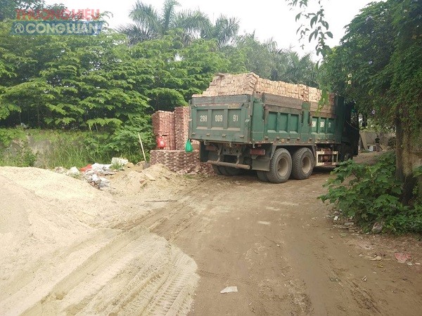 Huyện Thanh Trì: Bãi tập kết VLXD trên địa bàn xã Tân Triều ngang nhiên hoạt động không phép - Hình 2