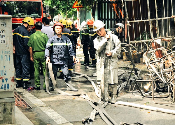 Vụ cháy nhà xưởng ở phường Trung Văn: Hậu quả khiến 5 người thương vong - Hình 1