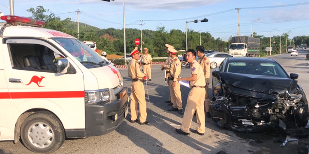 Mazda 6 tông xe cấp cứu, phía nam Hải Vân Đà Nẵng - Hình 1