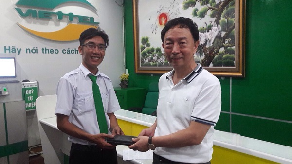 Một người nước ngoài được trả lại hơn 100 triệu đồng rơi trên taxi