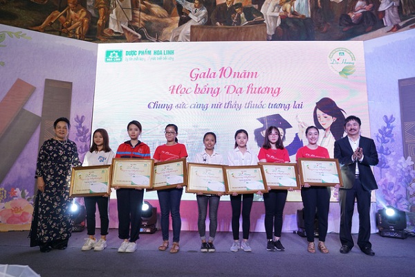 Công ty TNHH Hoa Linh trao hàng nghìn suất học bổng cho nữ sinh ngành y, dược - Hình 1