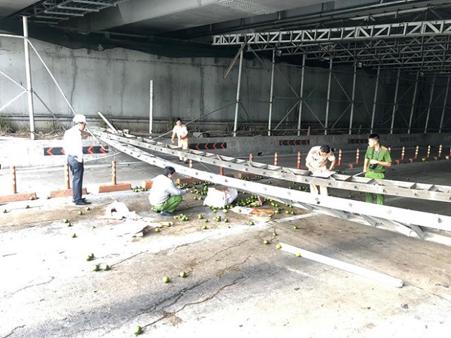 Sập giàn giáo trước hầm Thủ Thiêm, giao thông Sài Gòn tê liệt