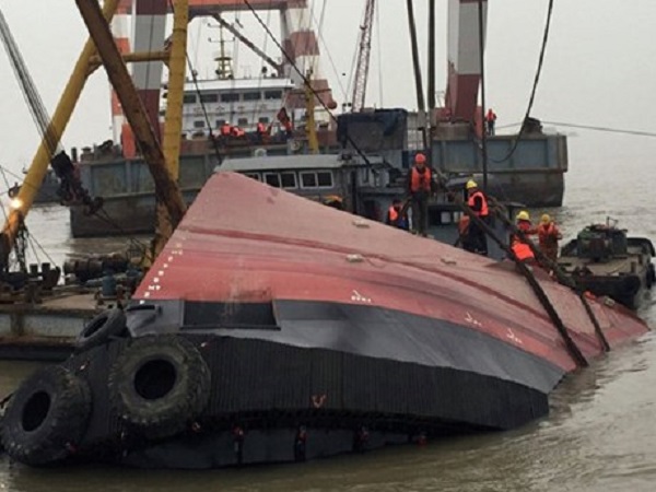 Nam Định: Lật tàu chở hơn 1.000 tấn ximăng trên sông Đào - Hình 1