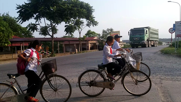 Quốc Oai (Hà Nội): “Phớt lờ” biển cấm, xe quá khổ quá tải vẫn… tung hoành?