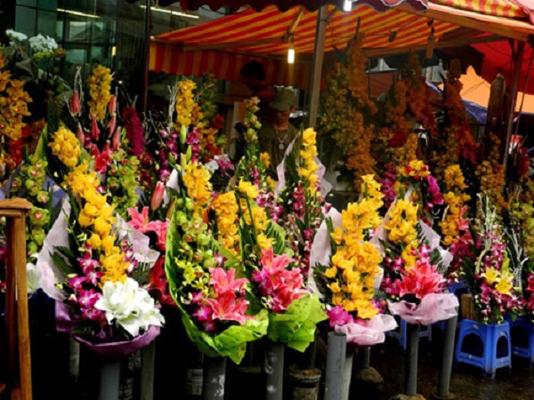 Cận kề ngày 20/10, thị trường hoa tươi ngày càng náo nhiệt