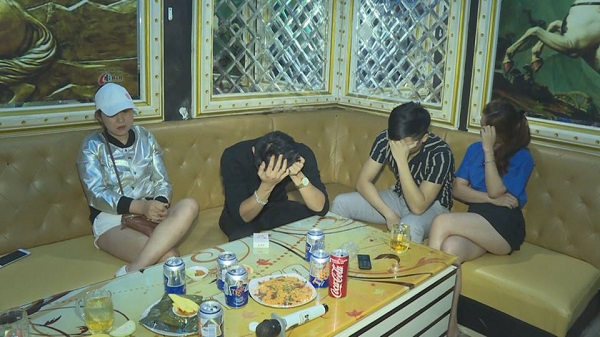 Đắk Lắk: Bắt giữ nhóm nam nữ phê ma túy tại quán karaoke - Hình 1