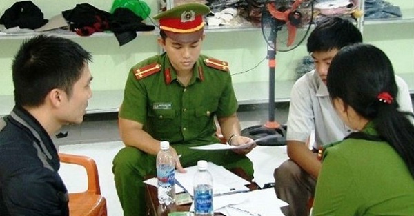 Phát hiện 1.800 bộ quần áo trôi nổi được ‘phù phép’ thành đồ hiệu