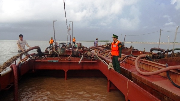 Nam Định: Bắt quả tang hai tàu hút cát trái phép - Hình 1