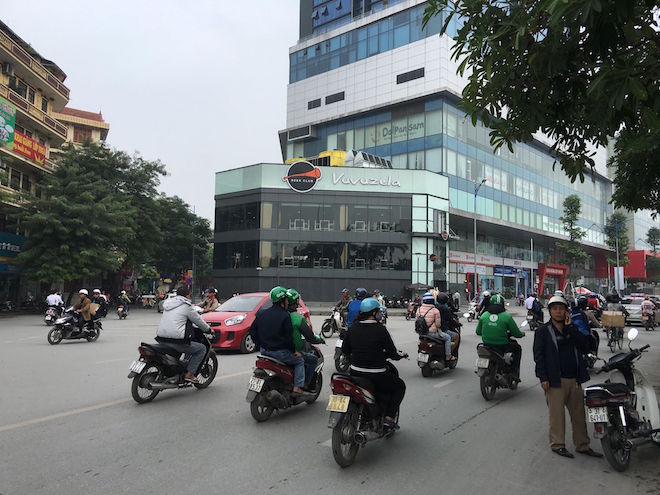 Cận cảnh chung cư cao cấp “hô biến” khu kĩ thuật... thành quán bia